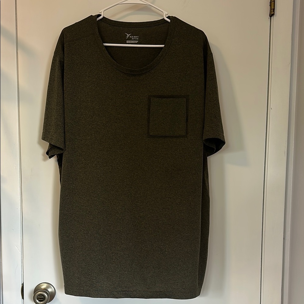 Old Navy Active Men's Olive Green T-Shirt with Pocket